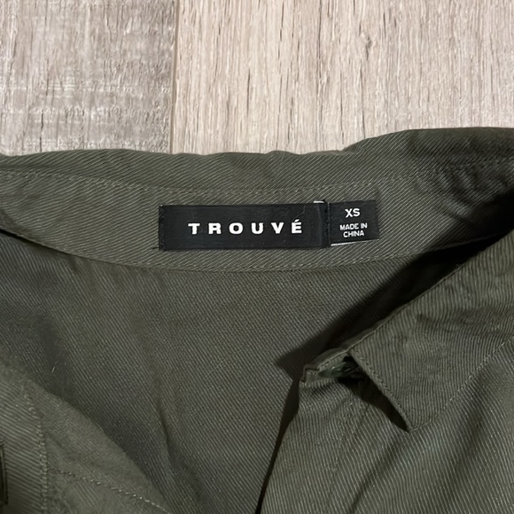 Trouve Sleeveless Button Down - Picture 2 of 10